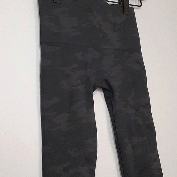 Spanx Black Camo Seamless Shaping Leggings - Picture 8 of 9